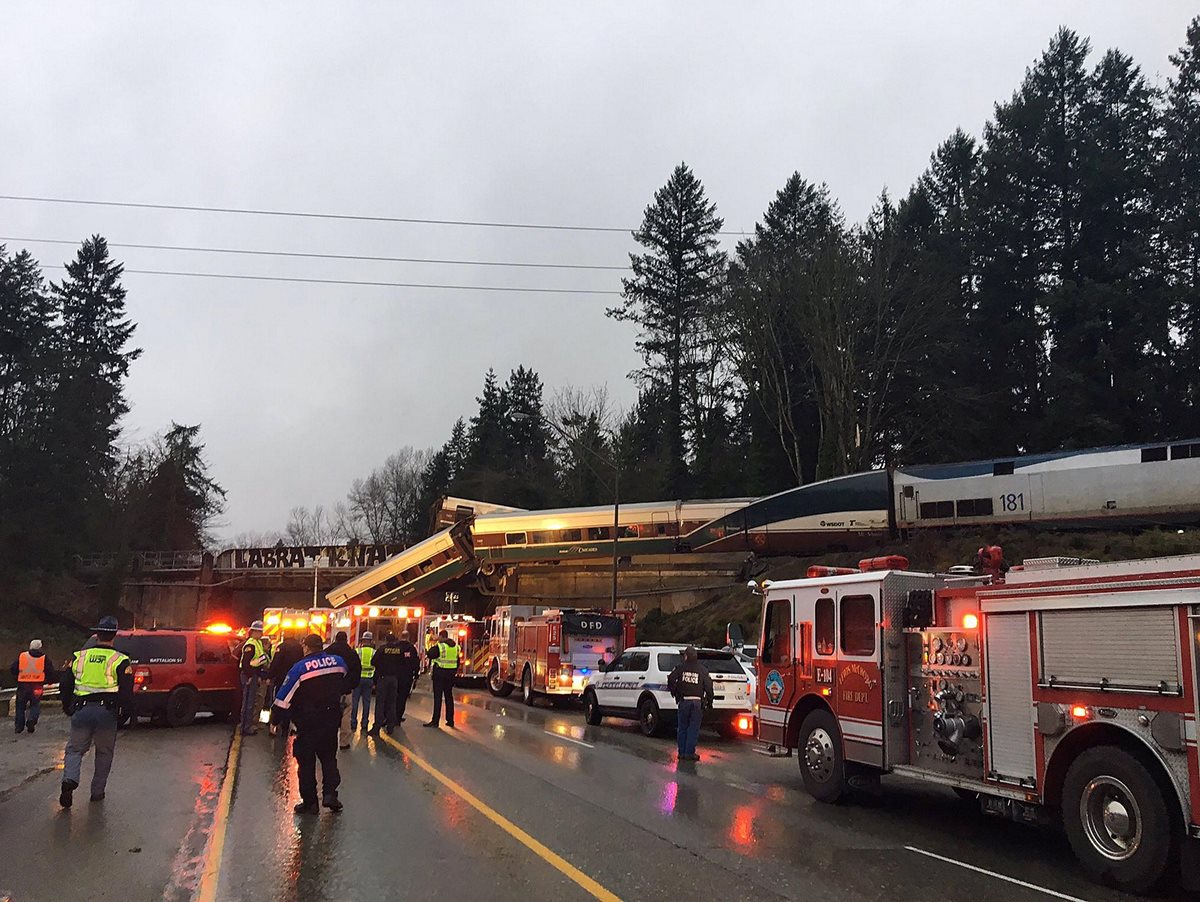 Un tren Amtrack 501 se descarriló y cayó sobre la autopista interestatal 5 cerca de Olympia, en el estado de Washington, Estados Unidos. (Foto Prensa Libre: EFE)