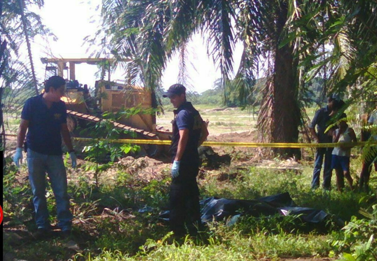 Cuerpo de la víctima fue hallado por trabajadores de la finca, quienes notificaron a los bomberos y a la Policía. (Foto Prensa Libre: Alexánder Coyoy)