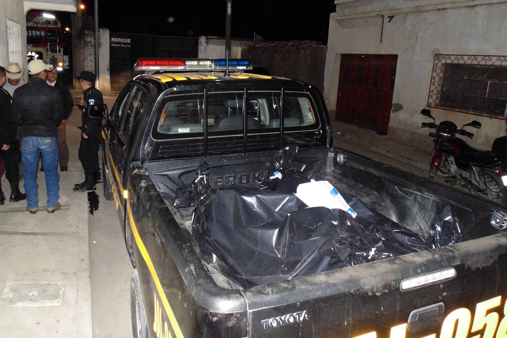 Los cuerpos de primos ultimados en Mataquescuintla son trasladados a la morgue del Inacif, en Jalapa. (Foto Prensa Libre: Hugo Oliva)