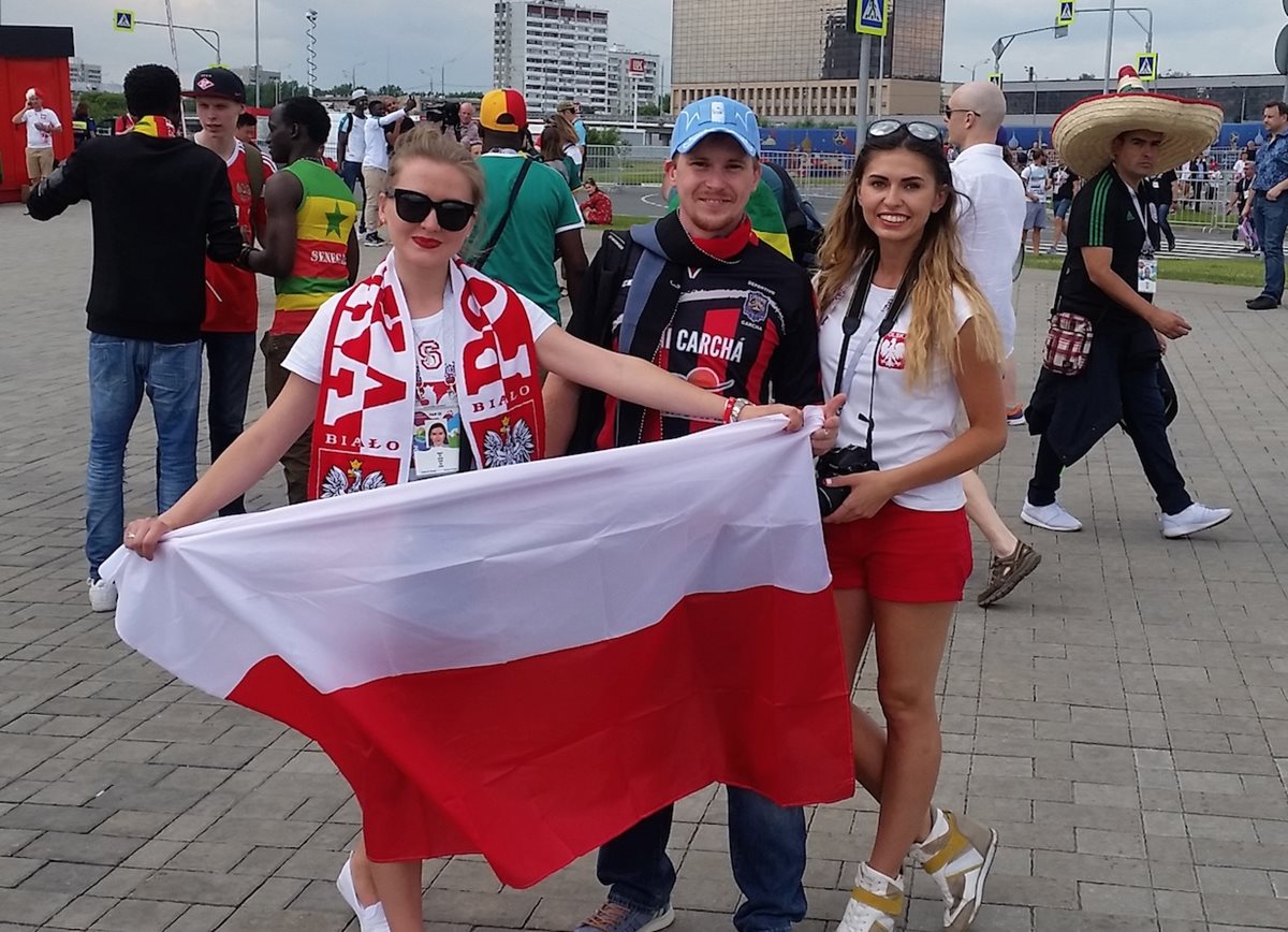 Andrey Byakin junto a dos aficionadas de la selección de Polonia. (Foto Prensa Libre: Cortesía Andrey Byakin)