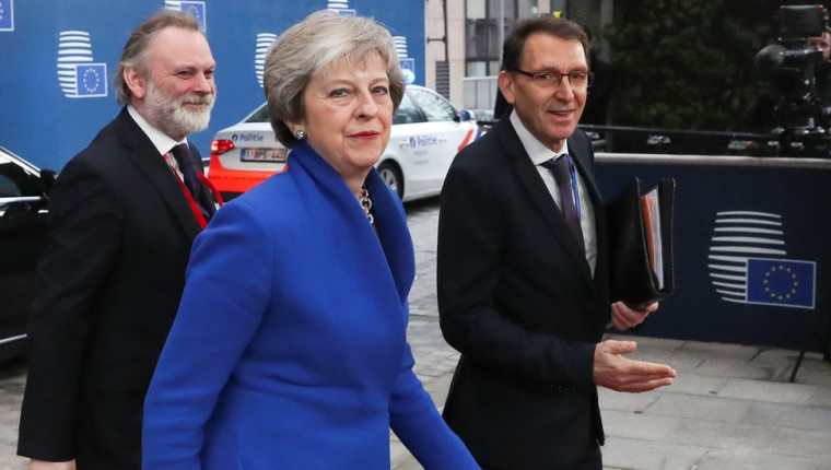 La primera ministra británica, Theresa May, llega a Bruselas con el representante permanente de Gran Bretaña a la EU, Tim Barrow. (FOTO PRENSA LIBRE: REUTERS)