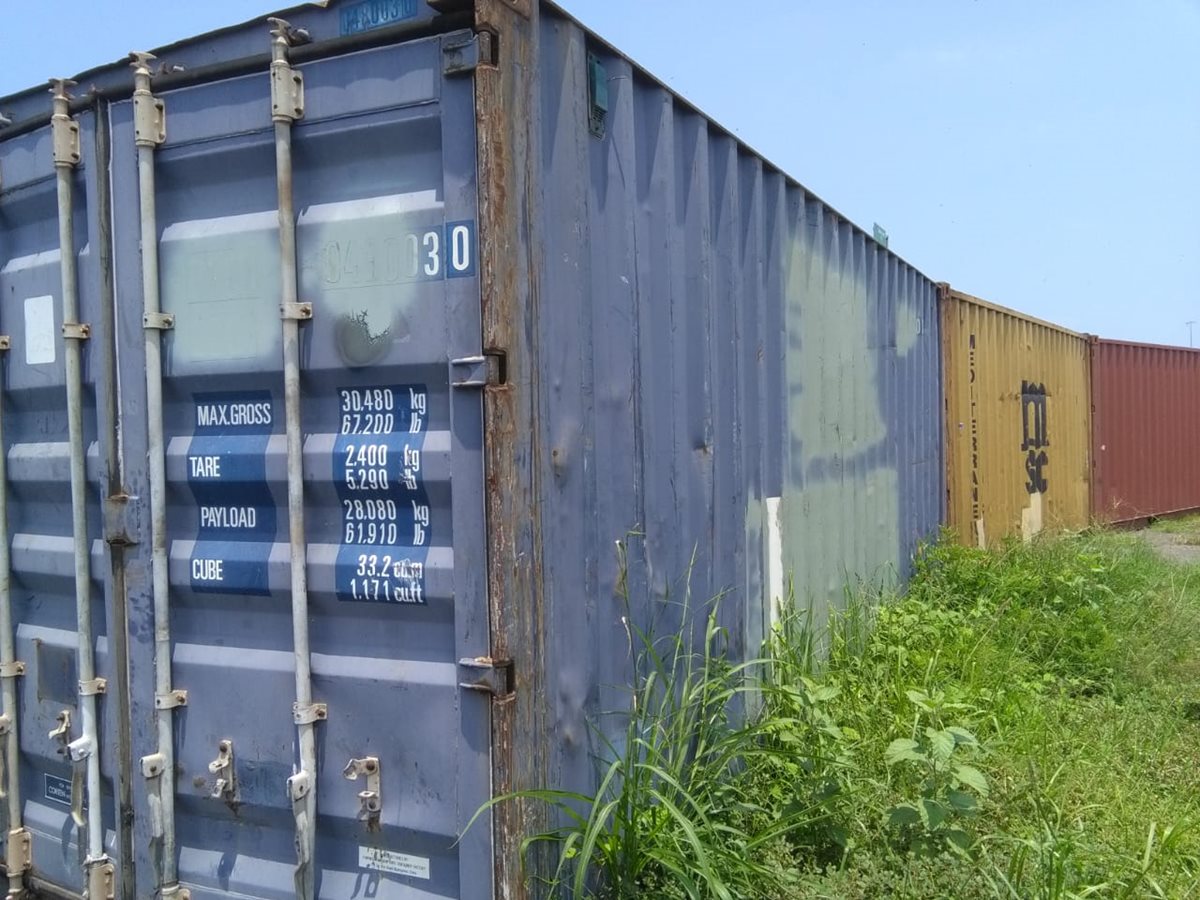 Un camión, contenedores vacíos, refrigeradoras, congeladores, estufas y mesas: los productos que subastará la SAT en Puerto Quetzal
