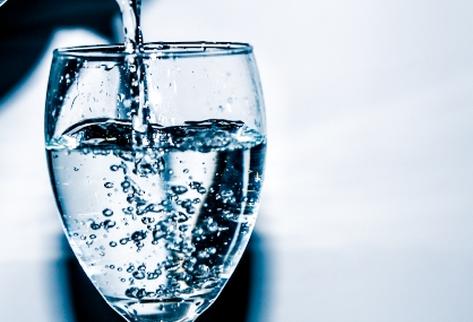 Las personas deben beber al menos dos litros de agua al día.