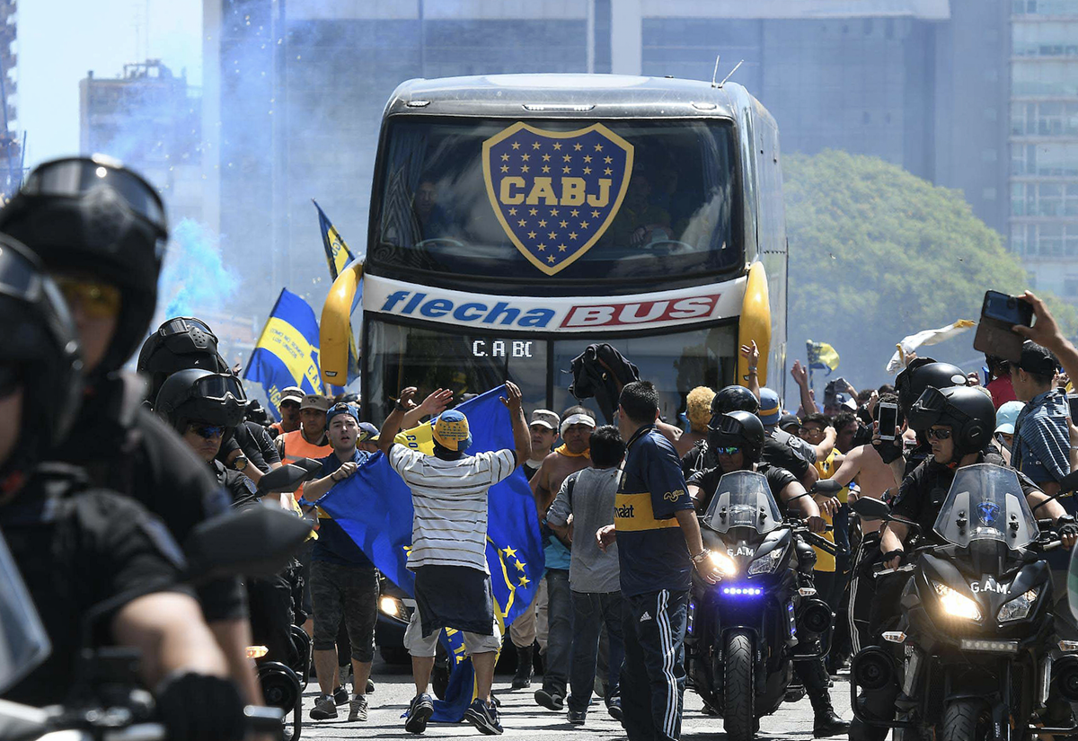 Antes del incidente con los aficionados de River el autobús de Boca Juniors fue aclamado por los aficionados xeneizes. (Foto Prensa Libre: AFP)