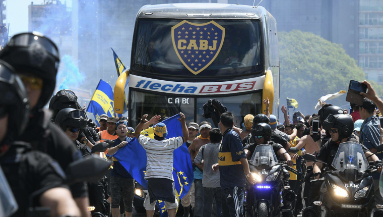 Antes del incidente con los aficionados de River el autobús de Boca Juniors fue aclamado por los aficionados xeneizes. (Foto Prensa Libre: AFP)
