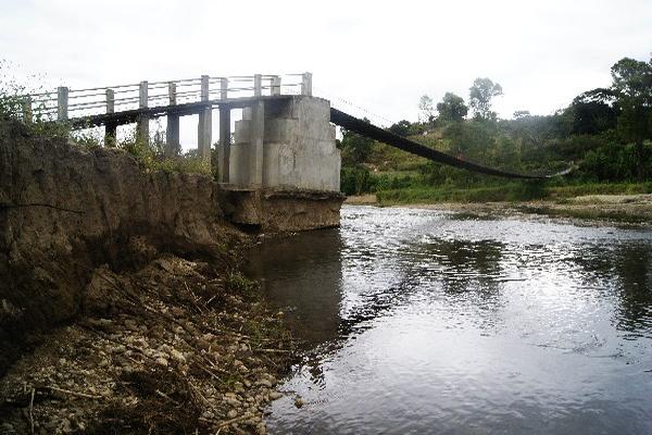 El río Rabinal socavó una de las bases  de la estructura, por lo que podría caerse.