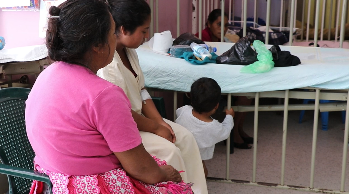 La mujer junto a su hijo permanece en el hospital, luego de que fuera agredida por delincuentes. (Foto Prensa Libre: Hugo Oliva)