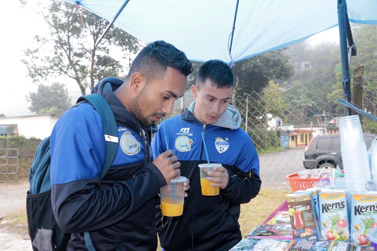 Ángel Cabrera y Delfino Álvarez, al momento de salir del Estadio Verapaz, recibieron jugos de naranja. (Foto Prensa Libre: Eduardo Sam Chun)