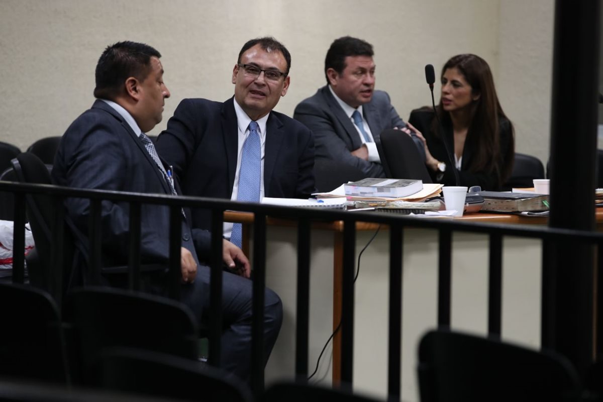 El magistrado Orellana Donis, el Rey del Tenis y Clara Guadalupe se reencuentran en el juzgado. (Foto Prensa Libre: Paulo Raquec)