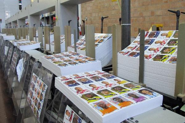 La fábrica del album Panini, en Italia, lleva emoción a grandes y niños para el Mundial de Brasil 2014. (Foto Prensa Libre: DPA)<br _mce_bogus="1"/>