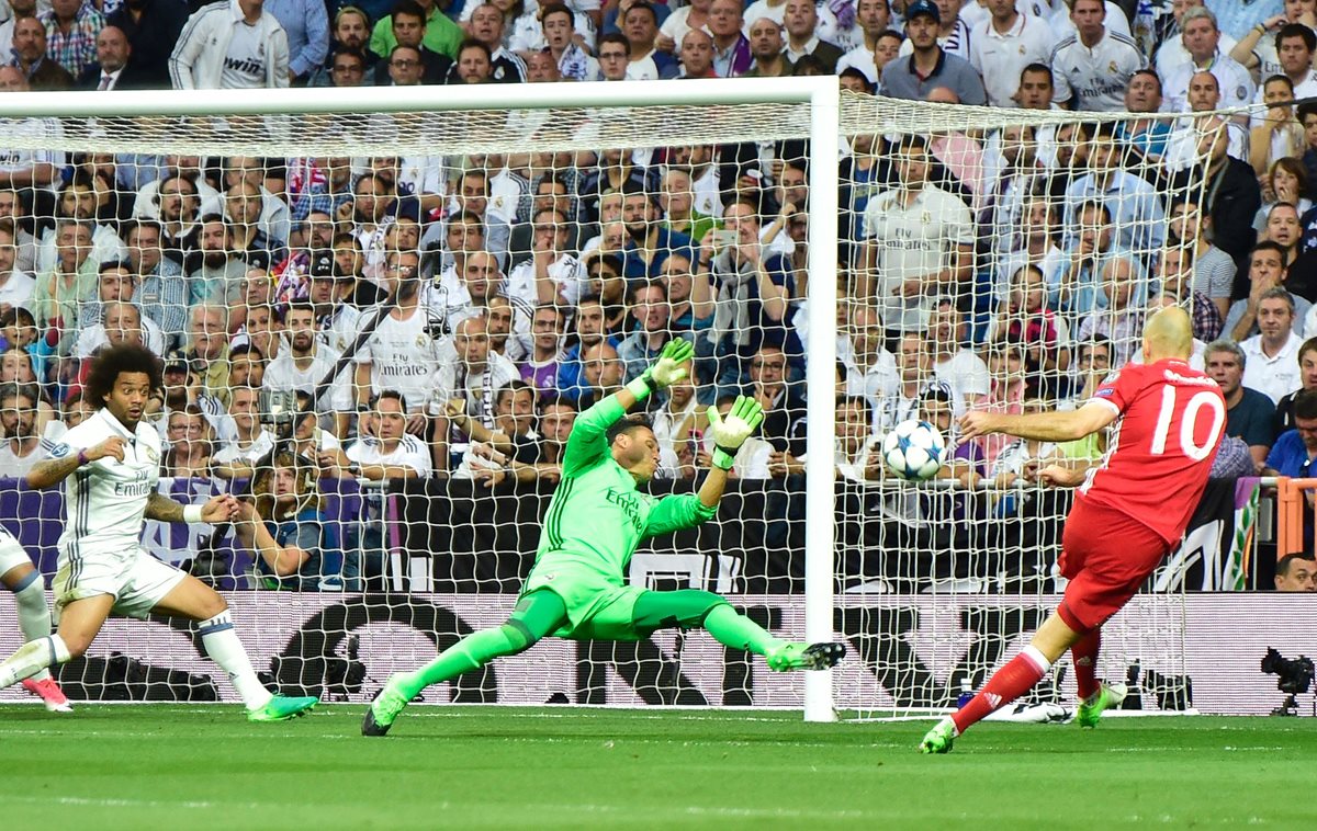 Arjen Robben remató desviado frente al arco del Real Madrid.