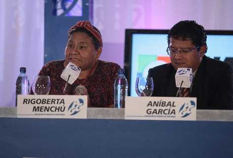 Menchú  expone el plan de trabajo de su organización.