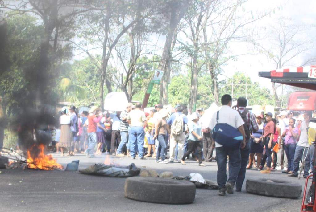 Manifestantes impiden paso en el km 240 de la ruta al suroccidente, Pajapita, San Marcos. (Foto Prensa Libre: Alexánder Coyoy).