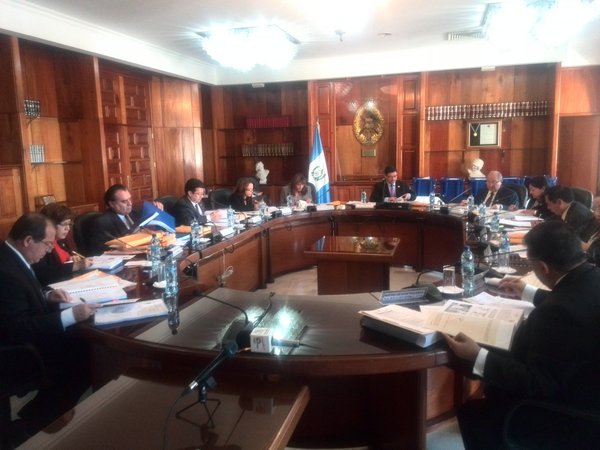 Los 13 magistrados revisan los expedientes de los aspirantes a una magistratura en la CC. (Foto Prensa Libre: Jerson Ramos)