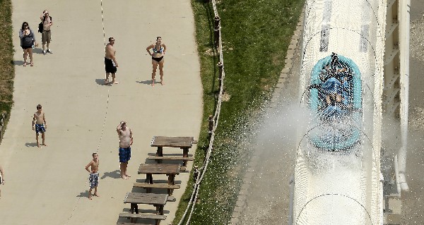 Visitantes disfrutan del parque acuático Schlitterbahn, de Kansas City. (Foto Prensa Libre: AP)