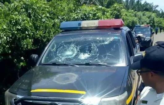 Una de las patrullas de la PNC fue dañada por los inconformes en Coatepeque. (Foto Prensa Libre: Alex Coyoy).