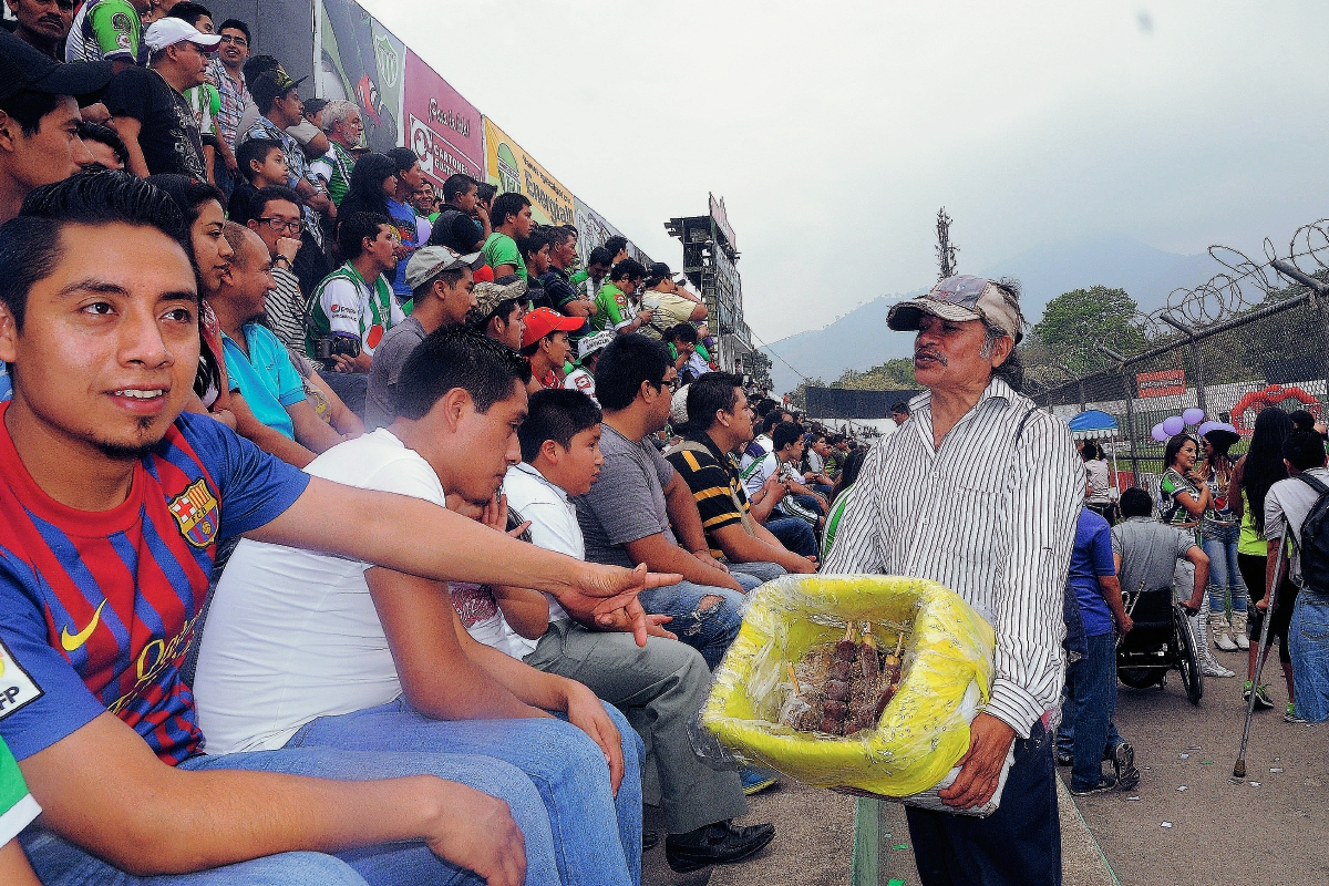 Jorge Figueroa Hernandez vende chocobananos desde hace 35 años. (Foto Prensa Libre: carlos vicente)