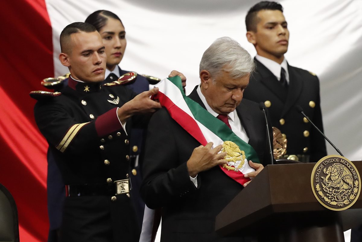 Andrés Manuel López Obrador se convierte este sábado en el primer presidente de izquierda en la historia reciente de México. (Foto Prensa Libre: EFE)