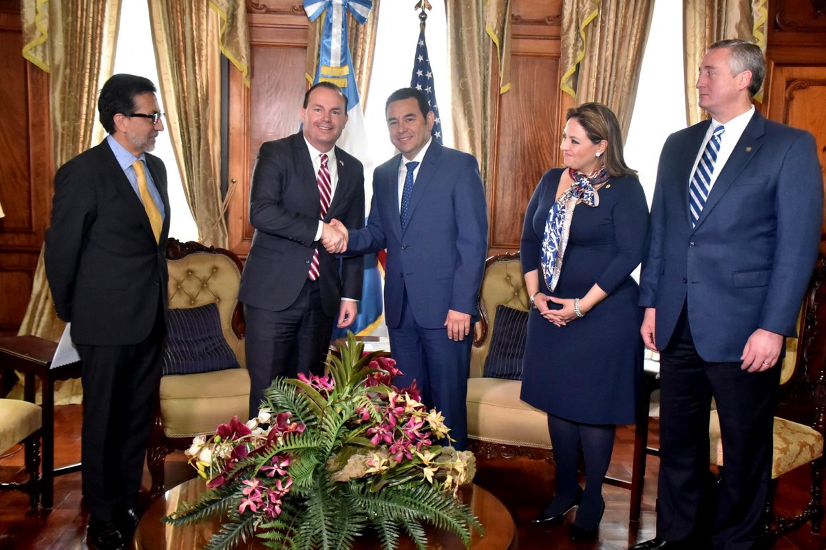 El presidente Jimmy Morales recibió en su despacho al senador estadounidense Mike Lee. (Foto Prensa Libre: Presiencia)