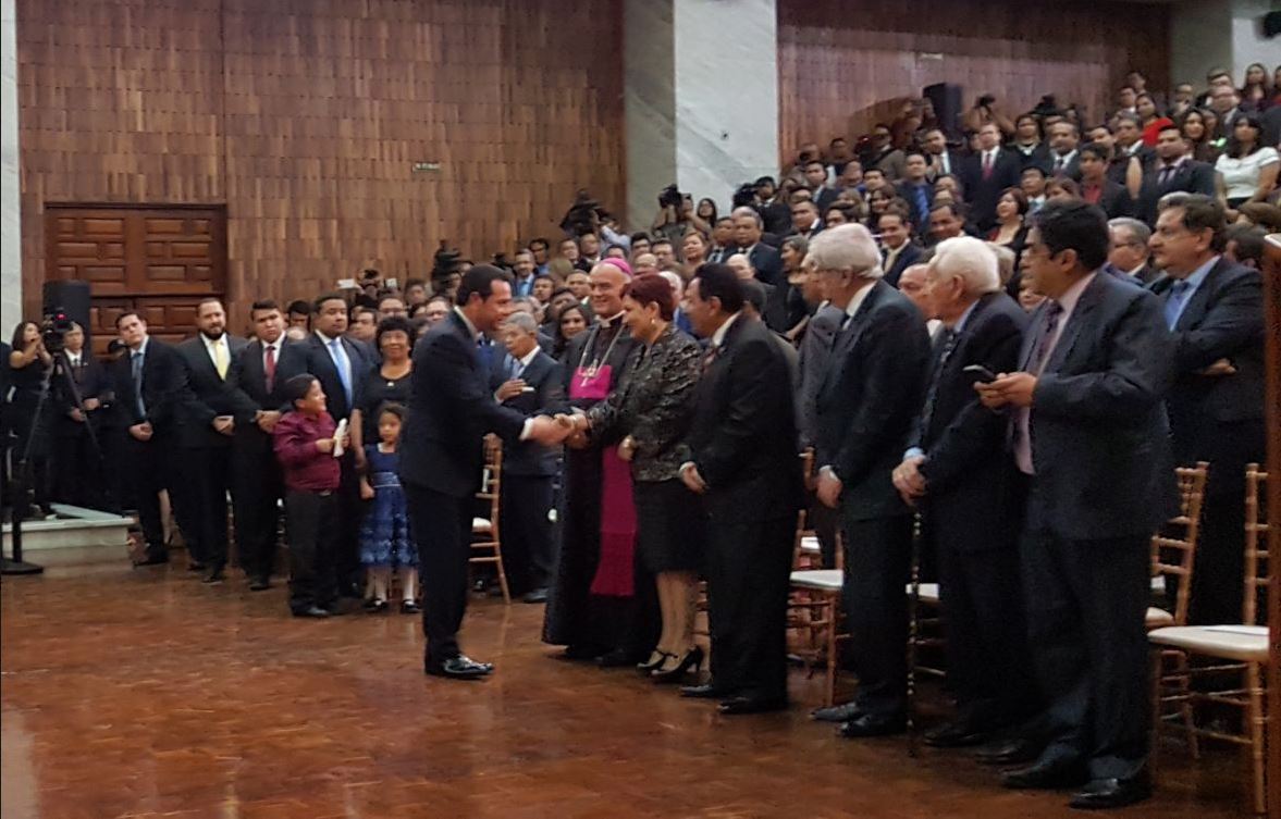 El presidente Jimmy Morales y la fiscal Thelma Aldana se saludan en la Corte Suprema de Justicia. (Foto Prensa Libre: Organismo Judicial).