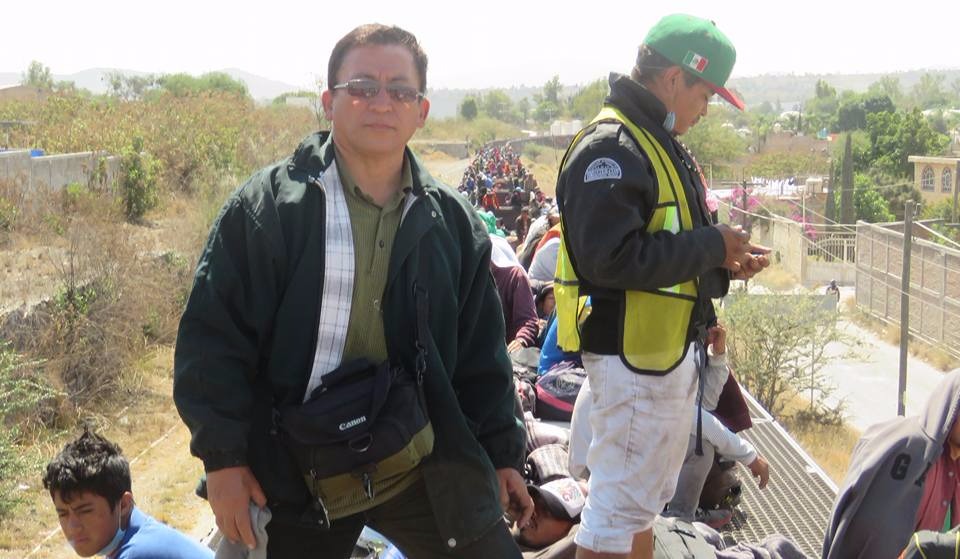 Bartolo Fuentes es un periodista hondureño que ha acompañado a los migrantes en la caravana que salió de Honduras. En la fotografía aparece en un movimiento de migrantes en su paso por Tlaquepaque, México, en abril. (Foto Prensa Libre: Facebook Bartolo Fuentes)