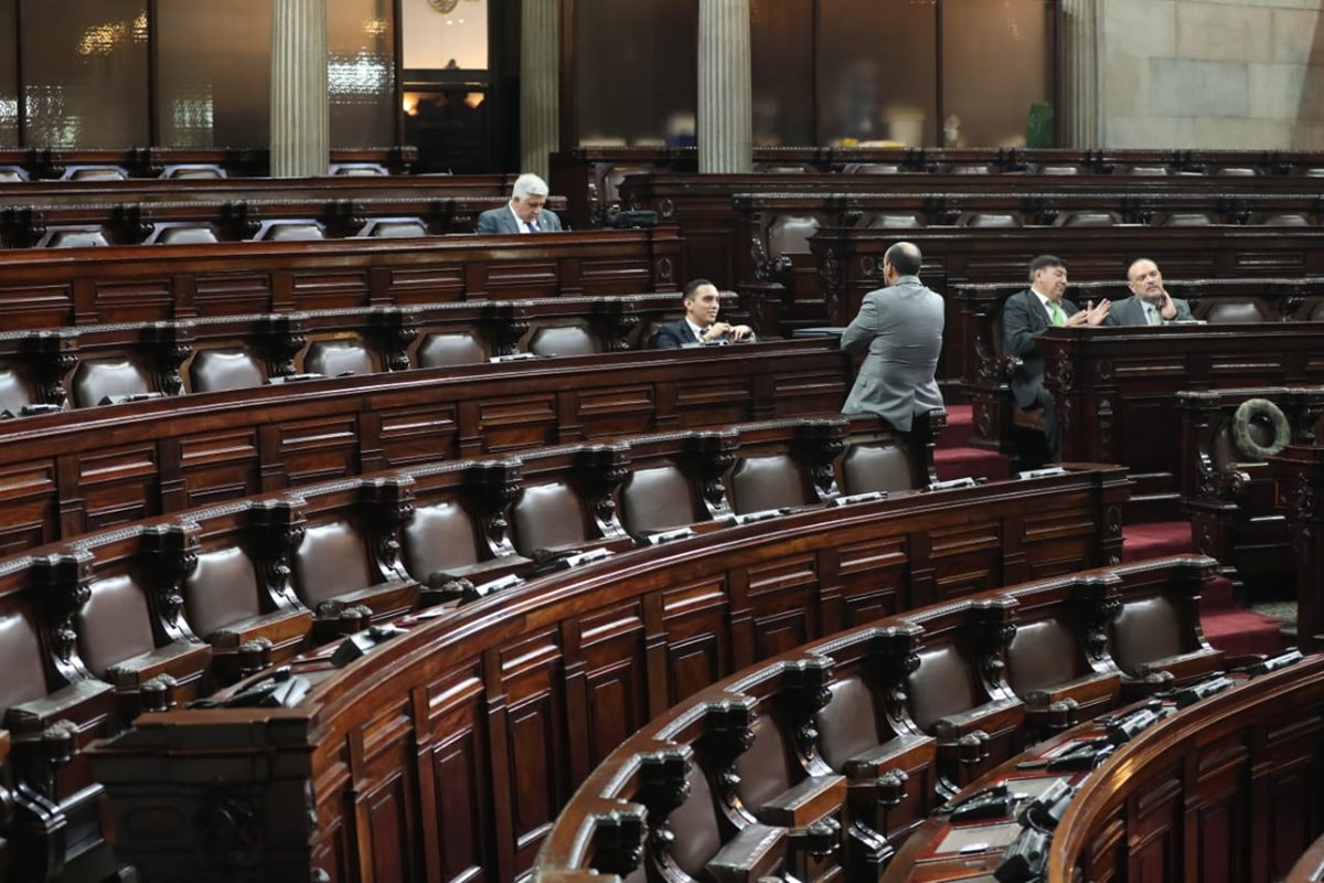Muchos diputados, particularmente de las bancadas mayoritarias, no asistieron este miércoles al Congreso y el avance de la sesión extraordinario fue mínimo. (Foto Prensa Libre: Esbín García)