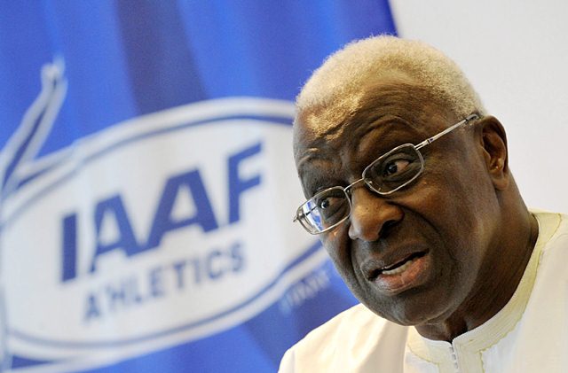 Lamine Diackm fotografía de archivo fechada el 14 de agosto de 2009 que muestra al entonces presidente de la Federación Internacional de Atletismo (IAAF). (Foto: EFE)