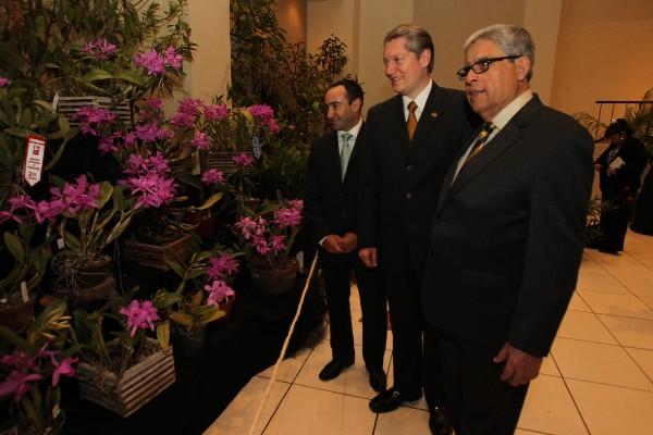 Daniel Sandoval y Rodrigo Gavarrete, de Cervecería Centroamericana S.A; y Julio Fonseca, presidente de la AGO. (Foto Prensa Libre: Edwin Castro)