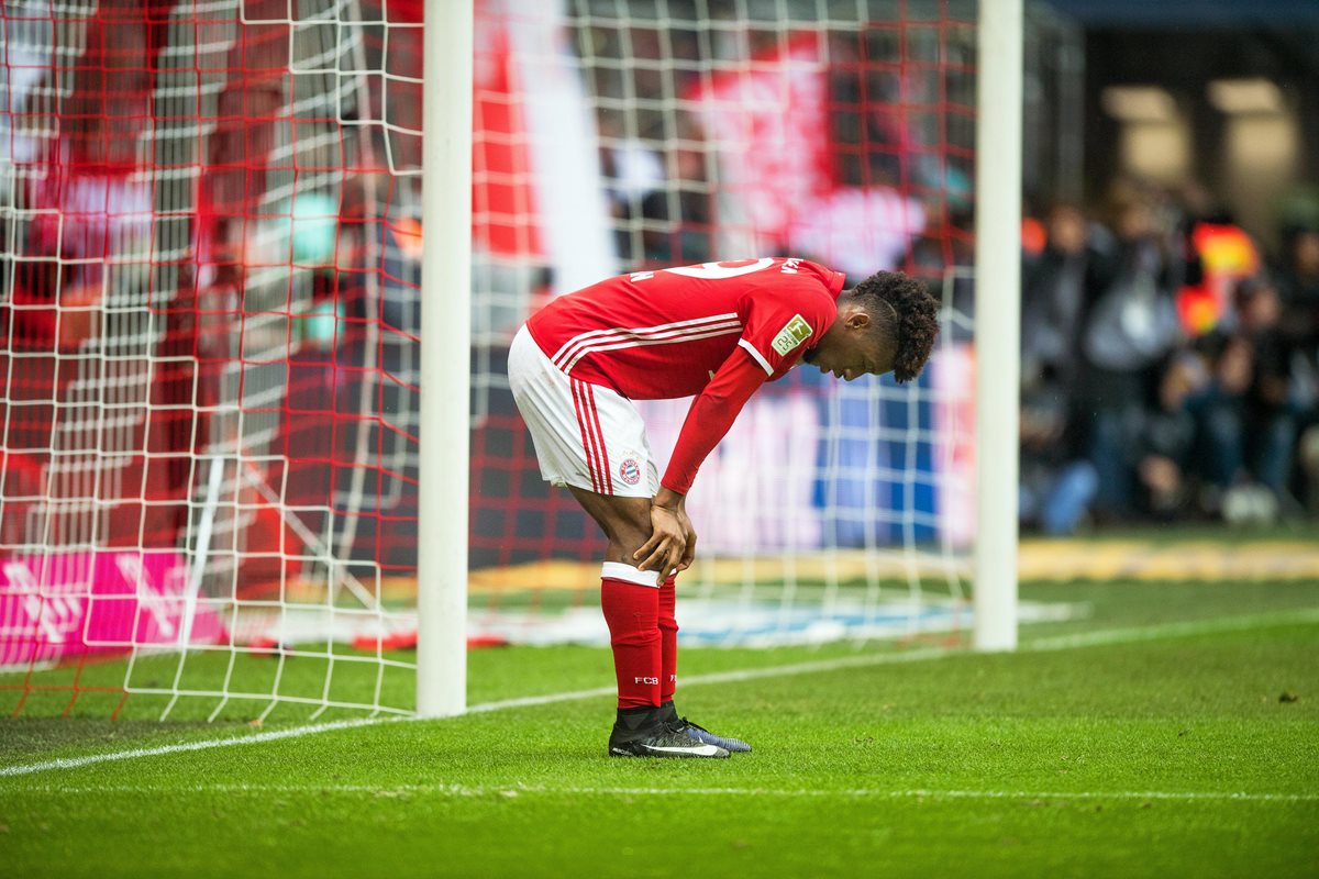 Kingsley Coman no puede creer que su equipo sólo pudo empatar en casa. (Foto Prensa Libre: EFE)