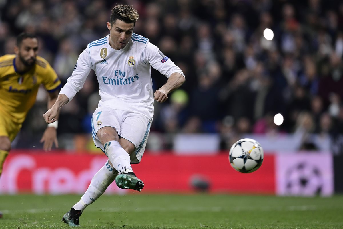 Cristiano Ronaldo definió con sangre fría el polémico penalti. (Foto Prensa Libre: AFP)