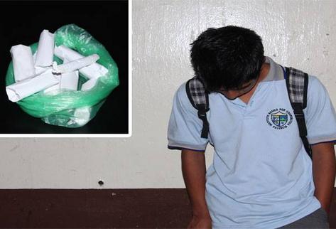 El menor tenía nueve envoltorios con marihuana. (Foto Prensa Libre: PNC)