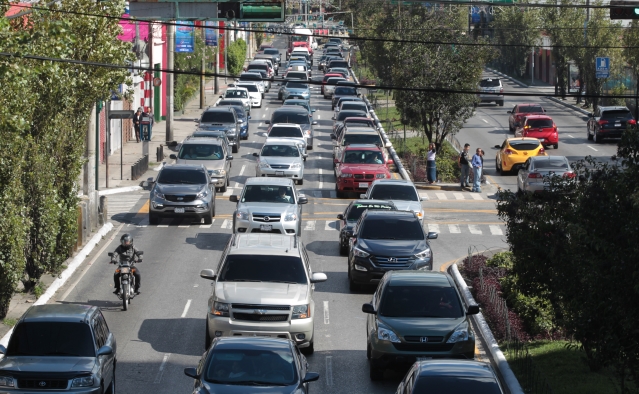 El tránsito vehicular afecta distintos puntos de la zona 10. (Foto Prensa Libre: Hemeroteca PL)