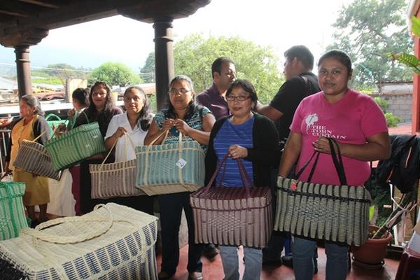 Un grupo de mujeres muestra las canastas elaboradas en la Cooperativa Corazón de los Niños, en Sacatepéquez. (Foto Prensa Libre, Miguel López)<br _mce_bogus="1"/>
