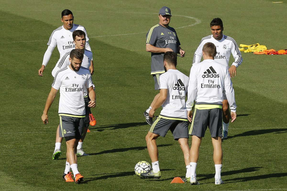 Rafa Benítez observa a sus jugadores durante el entrenamiento de este viernes en Valdebebas. (Foto Prensa Libre: EFE)