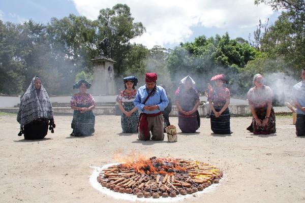 Líderes espirituales kaqchikeles realizan ritual en el Cerro de La Cruz, Antigua Guatemala.