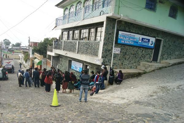 Trabajadores de áreas administrativas de Salud en Sololá, fueron despedidos esta mañana. (Foto Prensa Libre: Edgar René Saenz)