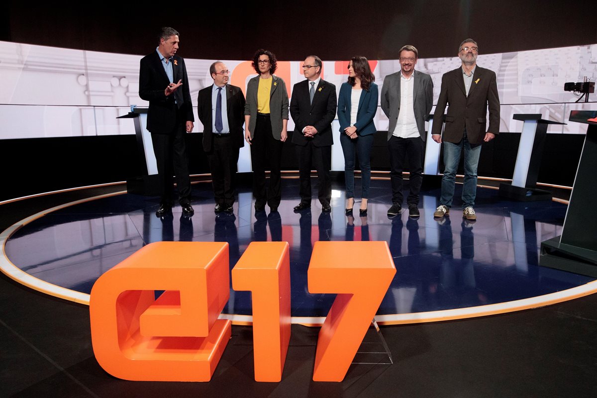Los candidatos regionales de Cataluña, antes de un tenso debate en Barcelona. (Foto Prensa Libre: EFE)