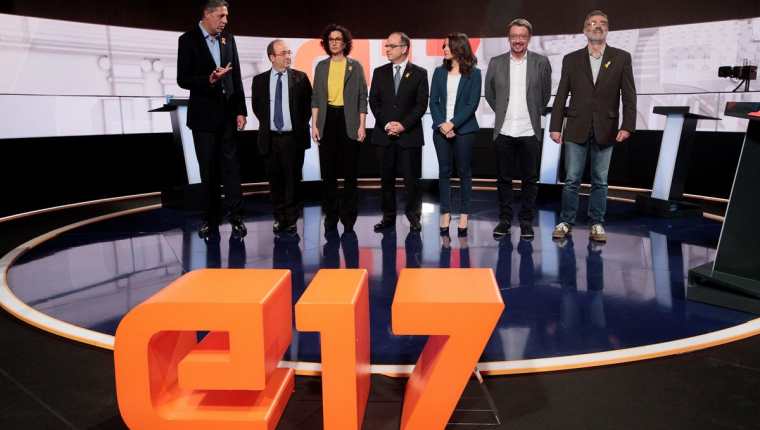 Los candidatos regionales de Cataluña, antes de un tenso debate en Barcelona. (Foto Prensa Libre: EFE)