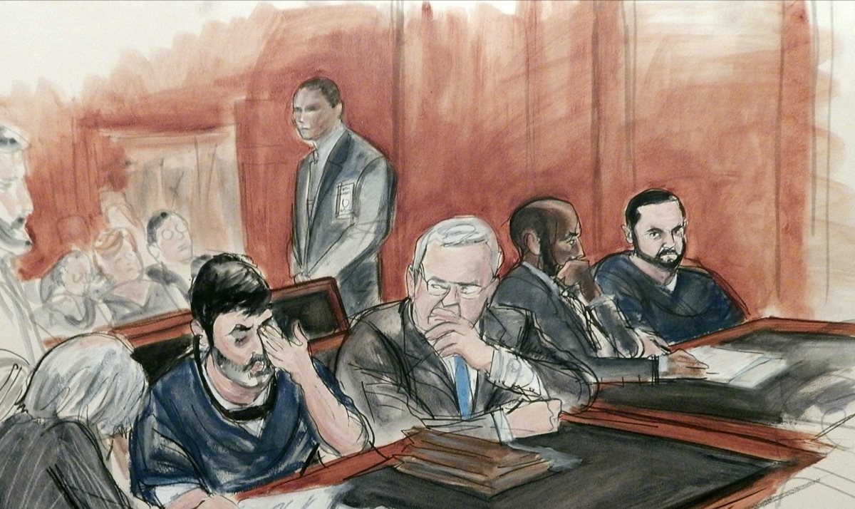 Efraín Antonio Campo Flores, segundo izquierda es asesorado por sus abogados. (Foto 
Prensa Libre: AP)