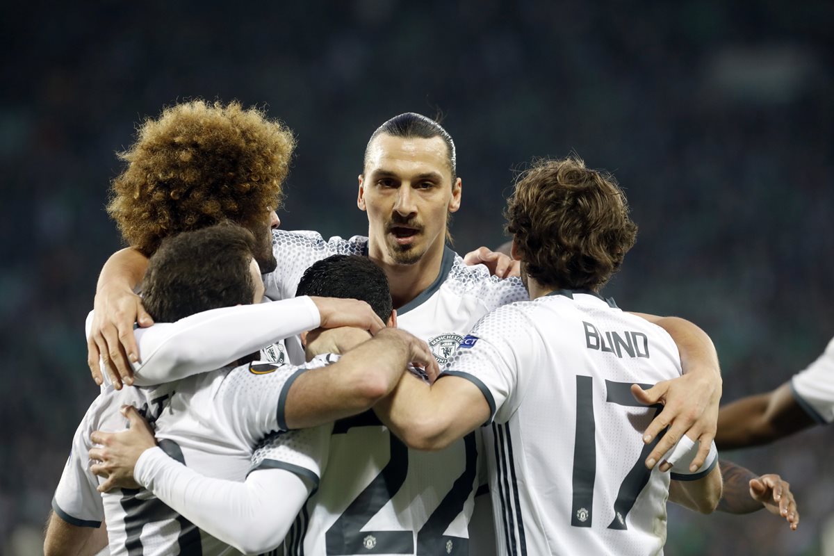 Los jugadores de United festejan luego de avanzar en la Europa League. (Foto Prensa Libre: AFP)