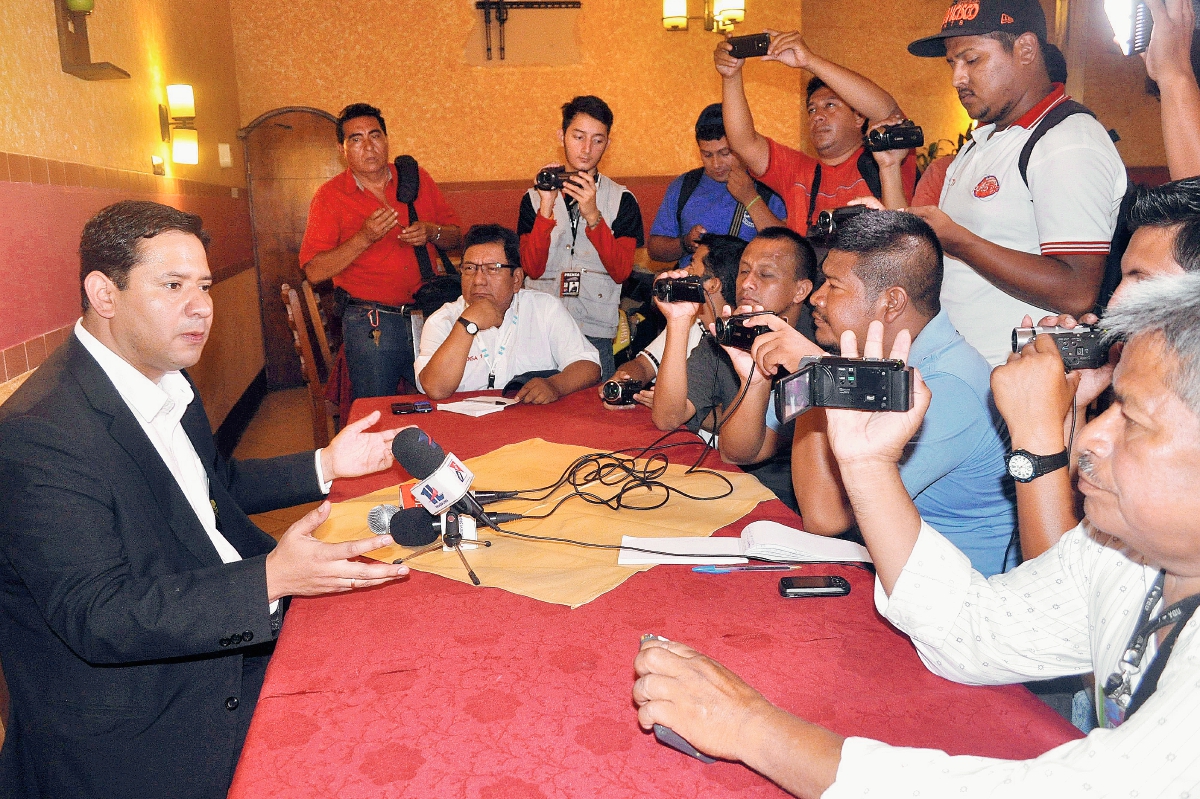 El diputado Álvaro Trujillo, representante del Congreso ante la Junta Monetaria, se reunió con periodistas de Coatepeque, Quetzaltenango. (Foto Prensa Libre: Édgar Octavio Girón)