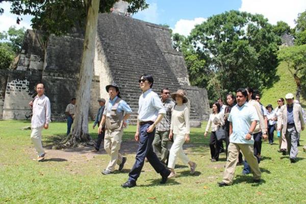 Los príncipes de Japón, Fumihito Akishino y su esposa Kiko, durante su visita a Tikal. (Foto Prensa Libre: Rigoberto Escobar).
