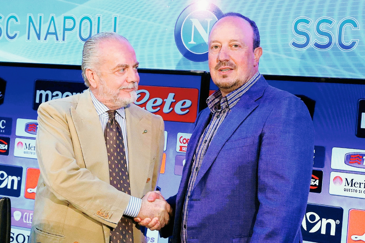 El presidente del Nápoli, Aurelio De Laurentiis, estrecha la mano de su entrenador, el español Rafa Benítez. (Foto Prensa Libre: EFE)