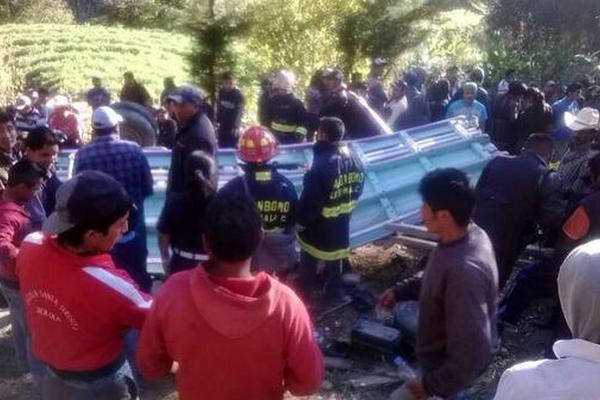 Bomberos asistieron y llevaron al hospital a más de 20 pasajeros lesionados. (Foto Prensa Libre: Bomberos Departamentales)<br _mce_bogus="1"/>