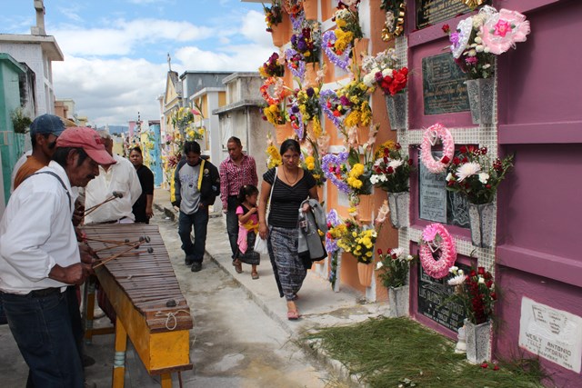 Cientos de guatemaltecos acudirán a los cementerios para festejar el Día de los Santos. (Foto Prensa Libre: Hemeroteca PL)