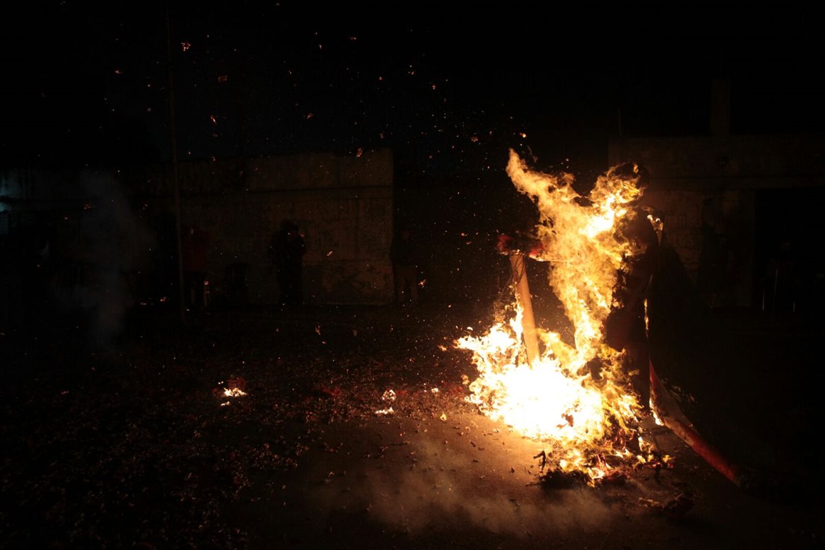 Arde el diablo en la 16 avenida y 2a. calle de la zona 1. (Foto Prensa Libre: Edwin Bercián)
