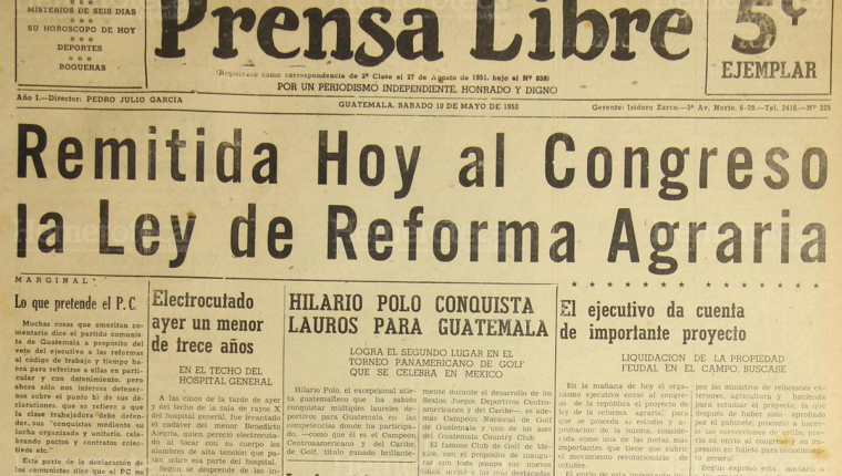 Portada del 10/05/1952 de Prensa Libre, el organismo ejecutivo trasladaba al congreso la Ley de Reforma Agraria. (Foto: Hemeroteca PL)