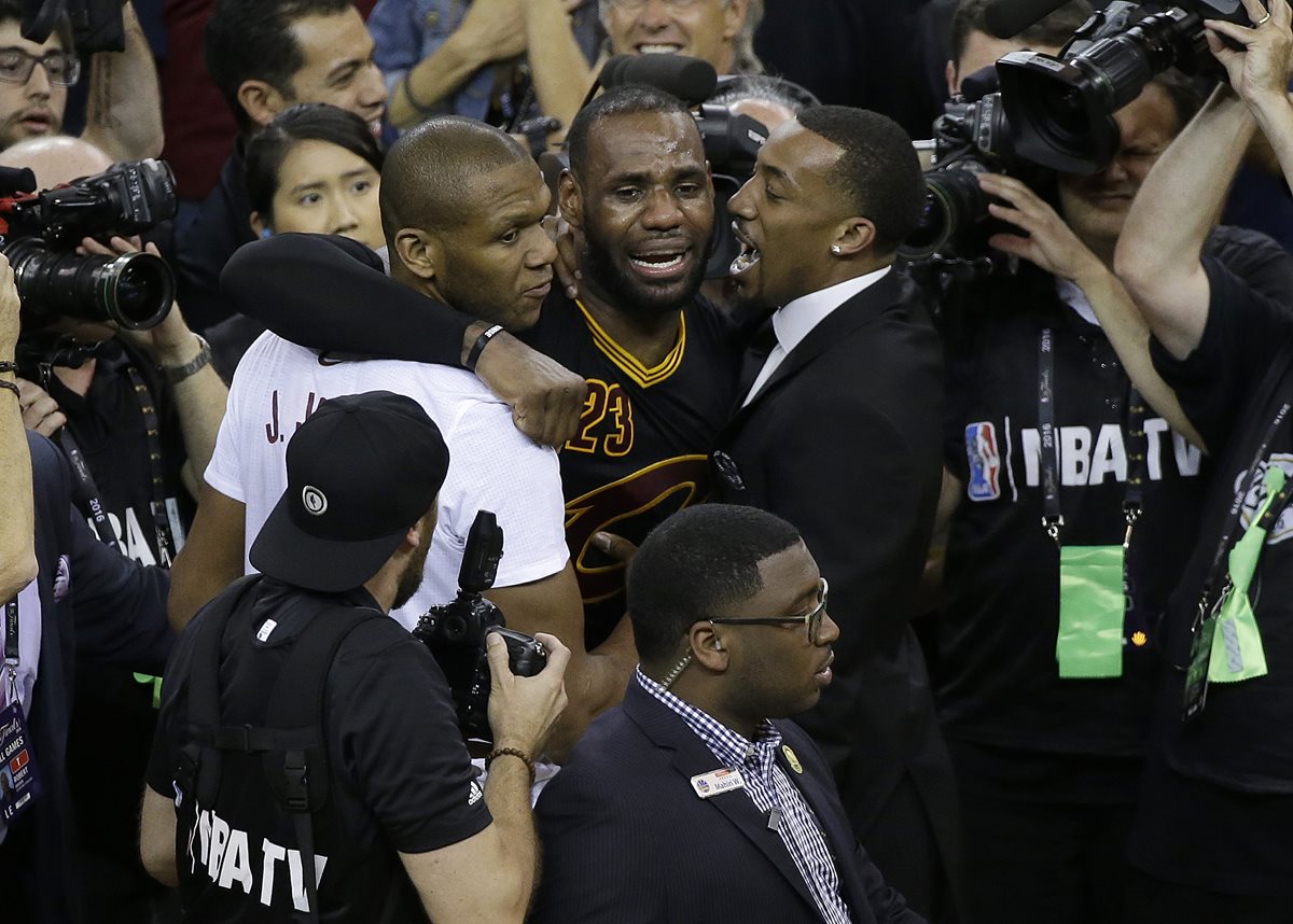 LeBron estalló en lágrimas al conquistar el título de la NBA. (Foto Prensa Libre: AP)