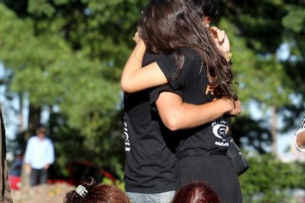 Familiares se despiden de sus seres queridos fallecidos por un incendio en una discoteca, en Brasil. (Foto Prensa Libre: AP)