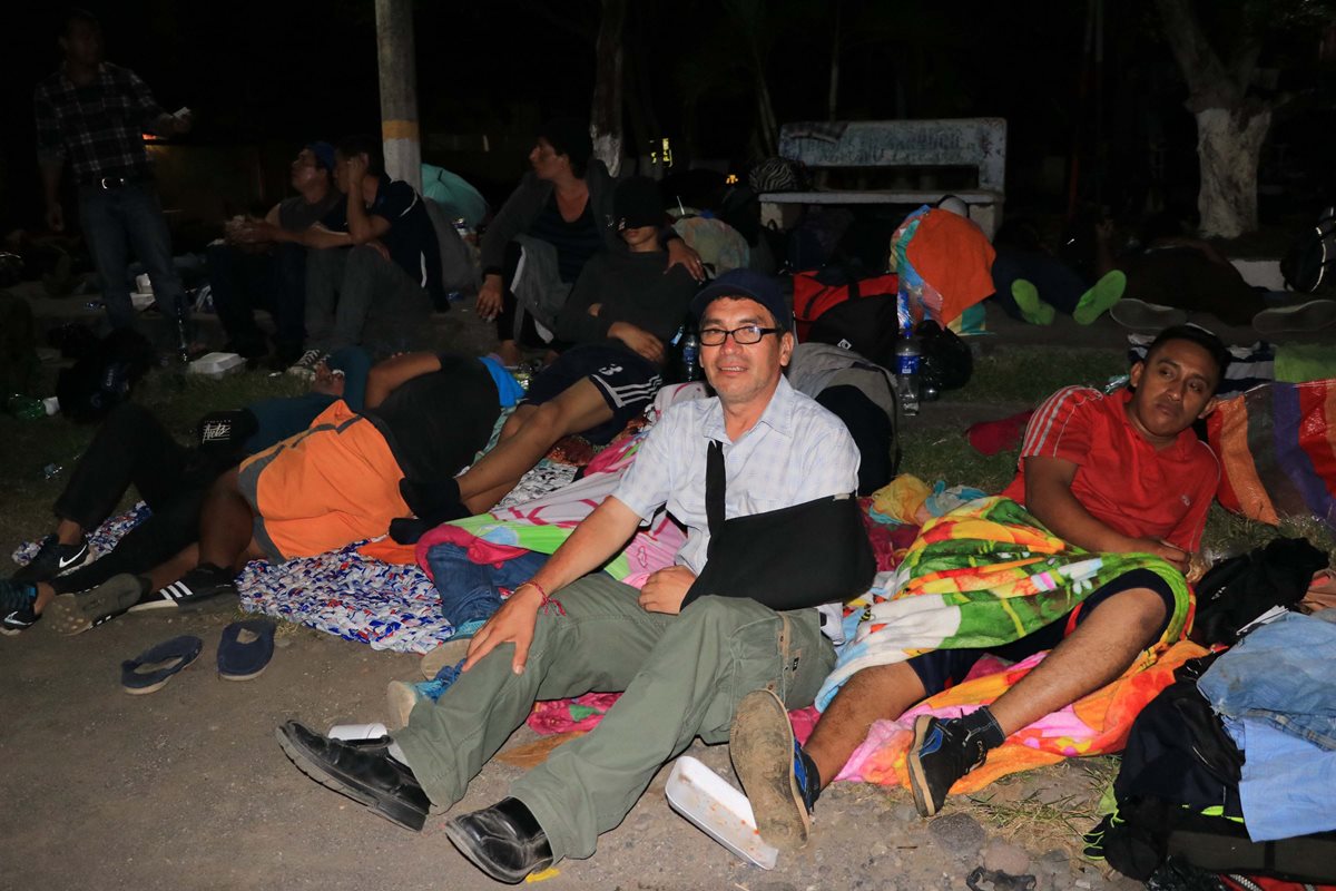 Juan Ernesto Bonilla, quien se alimenta con sonda, junto a un grupo de salvadoreños en el parque de Ciudad Pedro de Alvarado, Moyuta, Jutiapa. (Foto Prensa Libre: Enrique Paredes)